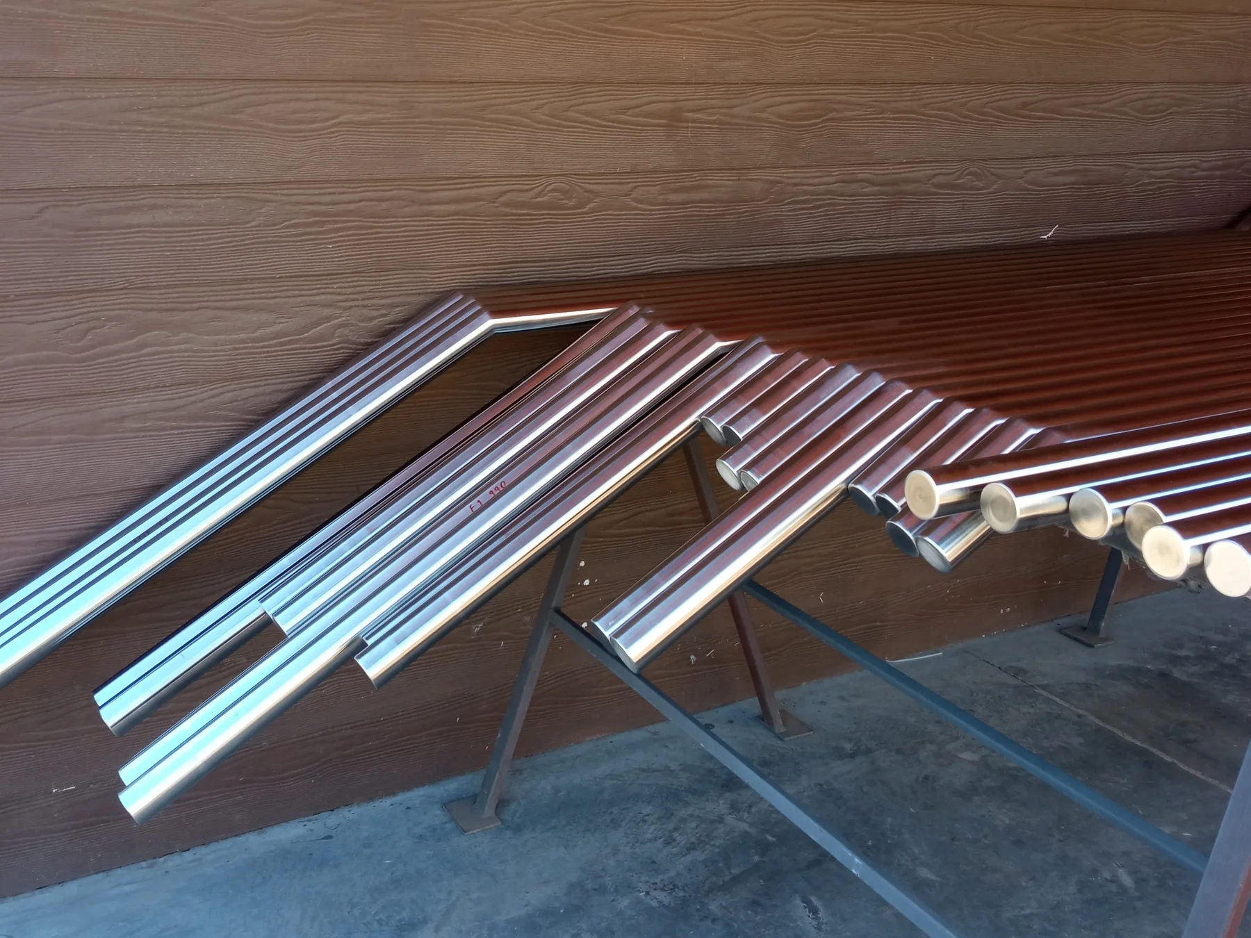 Pasa manos inoxidable en caja de escaleras.